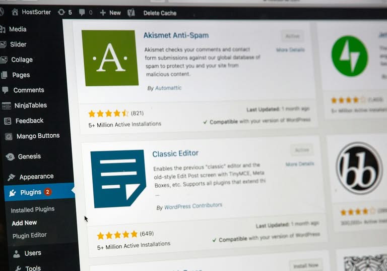 WordPress plugin dashboard showing Akismet and Classic Editor plugins.